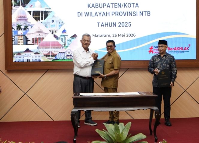 
 Foto : Bupati Lombok Timur H Haerul Warisin di dampingi Ketua DPRD Lombok Timur H Muhammad Yusri menerima penghargaan dari BPK NTB.