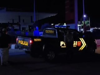 Foto : Aparat kepolisian polsek sakra barat yang sedang melakukan patroli ke wilayah - wilayah yang ramai dan berada di pusat kecamatan