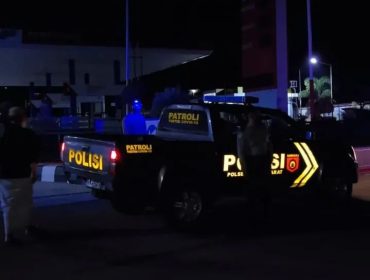 Foto : Aparat kepolisian polsek sakra barat yang sedang melakukan patroli ke wilayah - wilayah yang ramai dan berada di pusat kecamatan