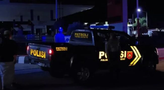Foto : Aparat kepolisian polsek sakra barat yang sedang melakukan patroli ke wilayah - wilayah yang ramai dan berada di pusat kecamatan