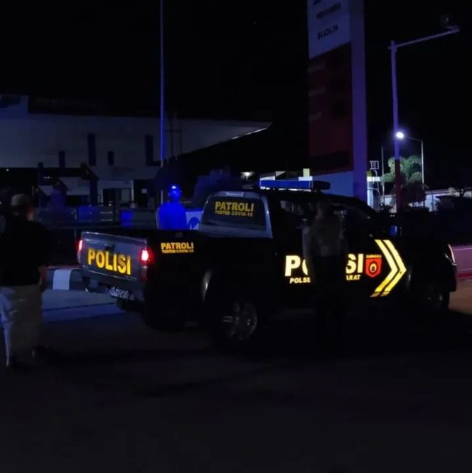 
 Foto : Aparat kepolisian polsek sakra barat yang sedang melakukan patroli ke wilayah - wilayah yang ramai dan berada di pusat kecamatan