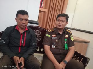 Foto : Kasi Intel Kejaksaan Negeri Lombok Timur Ugik Ramantyo saat memberikan keterangan kepada media pada hari Selasa (02/06).