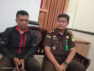 Foto : Kasi Intel Kejaksaan Negeri Lombok Timur Ugik Ramantyo saat memberikan keterangan kepada media pada hari Selasa (02/06).