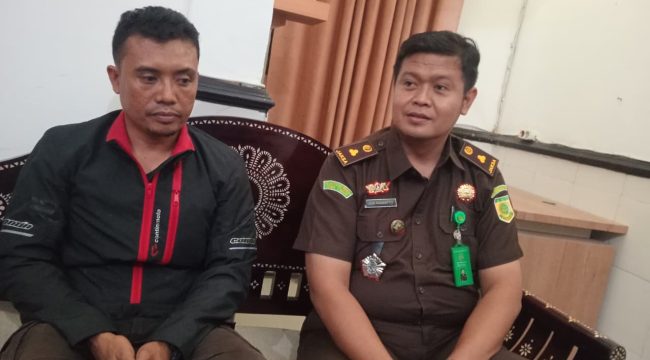 Foto : Kasi Intel Kejaksaan Negeri Lombok Timur Ugik Ramantyo saat memberikan keterangan kepada media pada hari Selasa (02/06).