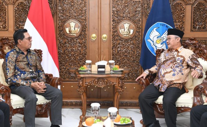 
 Foto : Bupati Lombok Timur H Haerul Warisin bertemu mendikdasmen Abdul Mu'ti di Jakarta selasa (02/06). 
