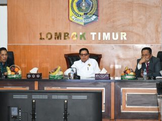 Foto : Bupati lombok timur H Haerul Warisin didampingi Sekretaris Daerah H M Juaini Taofik saat Sayembara Desain Gedung Serbaguna Masuk Tahap Final