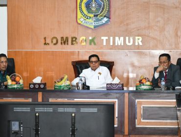 Foto : Bupati lombok timur H Haerul Warisin didampingi Sekretaris Daerah H M Juaini Taofik saat Sayembara Desain Gedung Serbaguna Masuk Tahap Final
