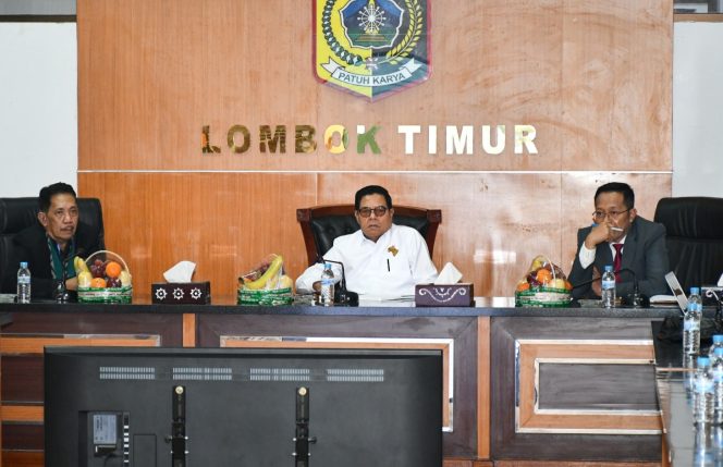 
 Foto : Bupati lombok timur H Haerul Warisin didampingi Sekretaris Daerah H M Juaini Taofik saat Sayembara Desain Gedung Serbaguna Masuk Tahap Final