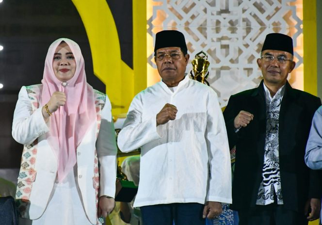 
 Foto : Wakil gubernur NTB didampingi Bupati lombok timur H Haerul Warisin saat acara penutupan MTQ tingkat provinsi yang di gelar di kabupaten lombok tengah