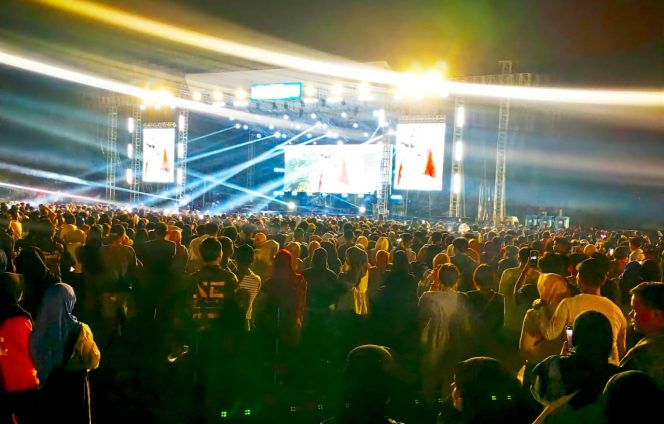 
 Foto : Ribuan Masyarakat lombok timur membanjiri lapangan porda selong untuk menyaksikan malam puncak 1 muharam yang dimeriahkan oleh band Samsons dan GIGi pada minggu (21/06).