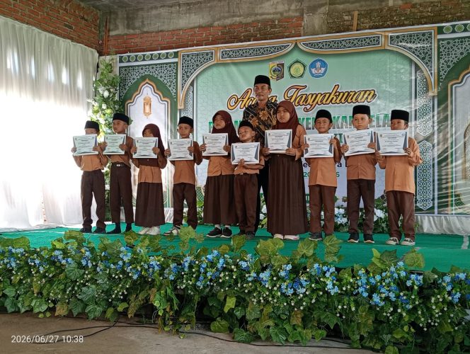 
 Foto : Kepala desa bungtiang memberikan piagam penghargaan kepada siswa yang mendapatkan juara pada acara pelepasan angkatan ke 20 yang berlangsung pada hari Sabtu (27/06).