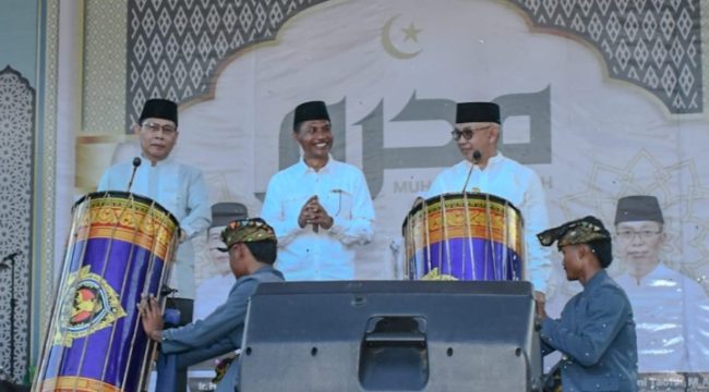 Foto : Wakil bupati lombok timur H Edwin Hadiwijaya yang didampingi Ketua DPRD Lombok Timur saat membuka Festival Muharram 1448 Hijriah di GOR Lalu Muslihin, Selasa 16/6/2026.