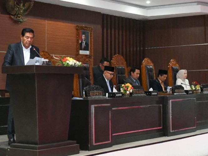 
 Foto : Bupati Lombok Timur H. Haerul Warisin menghadiri Rapat Paripurna ke-1 Masa Sidang III Tahun 2026 DPRD Lombok Timur, Selasa (30/6) di Rupatama DPRD