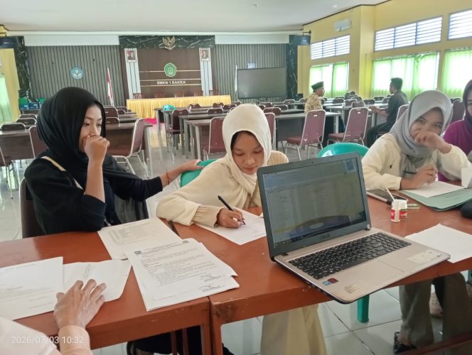 
 Foto : Sejumlah siswa baru SMK yang baru dinyatakan lulus dan melalukan proses daftar ulang