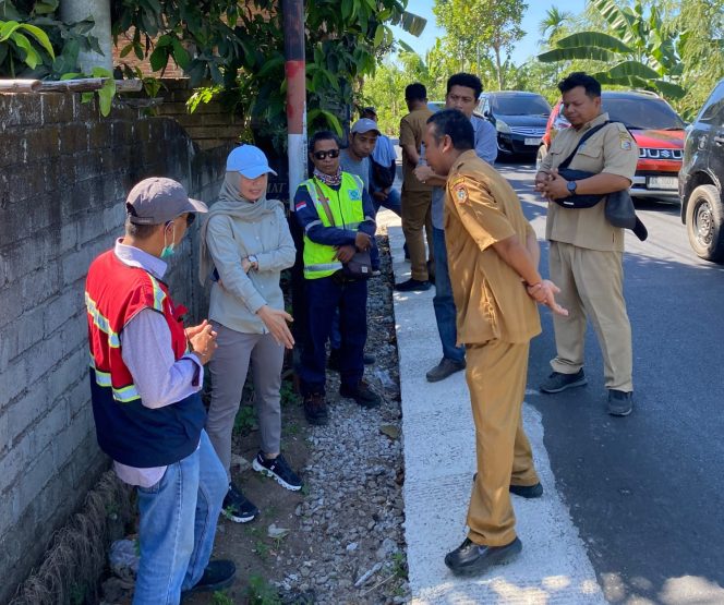 
 Foto : Wakil ketua DPRD Lombok Timur Nurhasanah melakukan Inspeksi Mendadak (Sidak) ke sejumlah ruas jalan yang telah rampung dikerjakan oleh dinas PUPR pada hari senin (13/07).