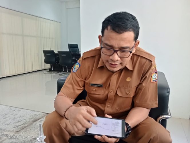 
 Foto : Plt Kepala Dinas Penanaman Modal dan Pelayanan Terpadu Satu Pintu DPMPTSP Lombok Timur, Sosiawan Putraji menunjukkan contoh peta geologi tambang yang dibuat oleh staf DPMPTSP
