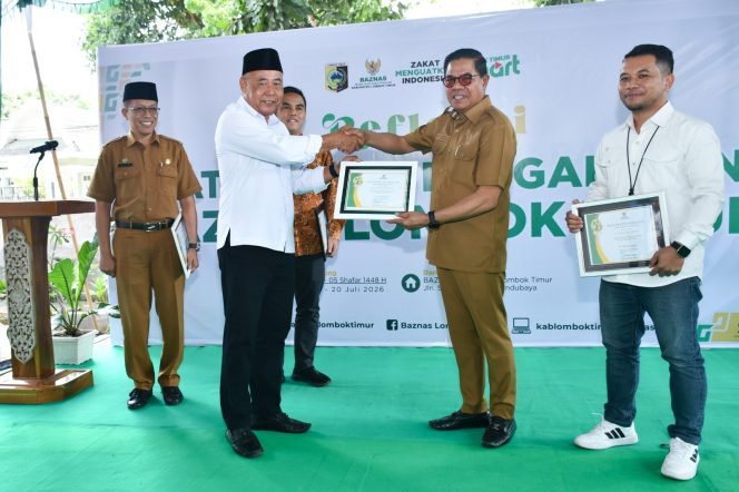 
 Foto : Bupati Lombok Timur H. Haerul Warisin memberikan penghargaan kepada Baznas dalam refleksi 1 pengandian pimpinan Baznas