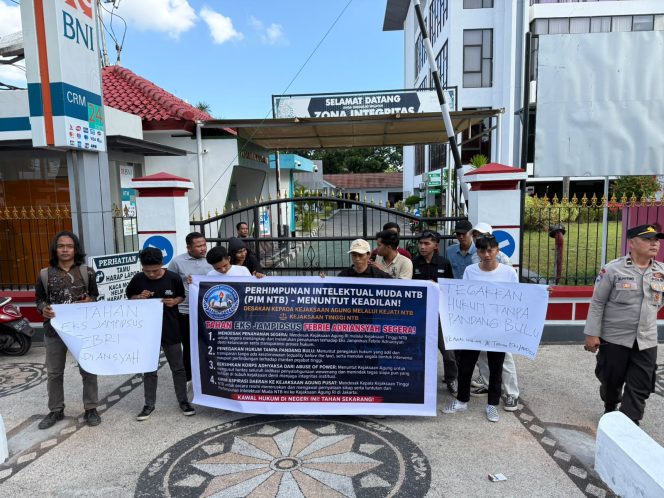 
 Moment Hari Jadi Adiyaksa,Kejati NTB Didemo,Desak Mantan Jampidsus Ditahan