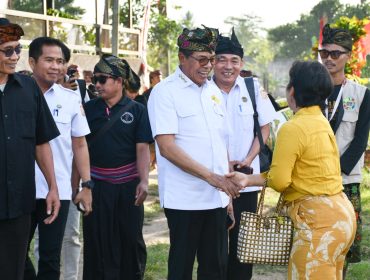 Foto : Bupati Lombok Timur H Haerul Warisin didampingi Plt Kepala Dinas Pariwisata H Mirayang menghadiri pembukaan pestival Seni Olahraga Presean, Rabu (22/7), di Lapangan Desa Tetebatu.