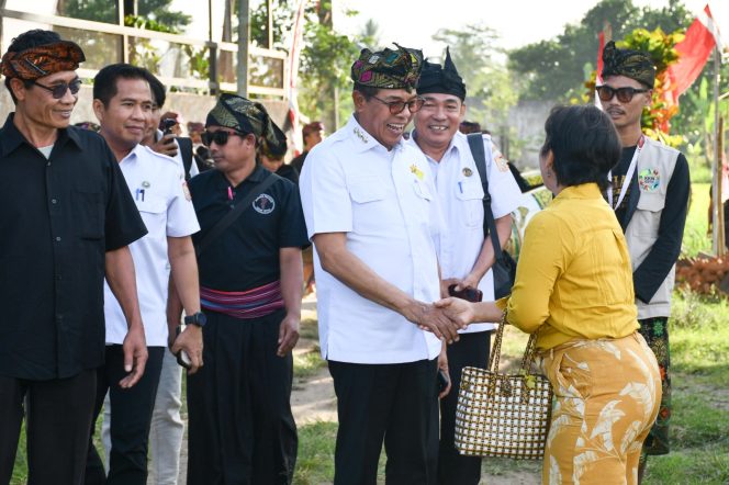 
 Foto : Bupati Lombok Timur H Haerul Warisin didampingi Plt Kepala Dinas Pariwisata H Mirayang menghadiri pembukaan pestival Seni Olahraga Presean, Rabu (22/7), di Lapangan Desa Tetebatu.