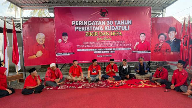 
 Foto : Dewan Pimpinan Cabang (DPC) PDI Perjuangan Kabupaten Lombok Timur menggelar peringatan 30 tahun Peristiwa Kudatuli dengan mengadakan zikir, doa bersama, dan refleksi perjuangan kader, Senin (27/7).