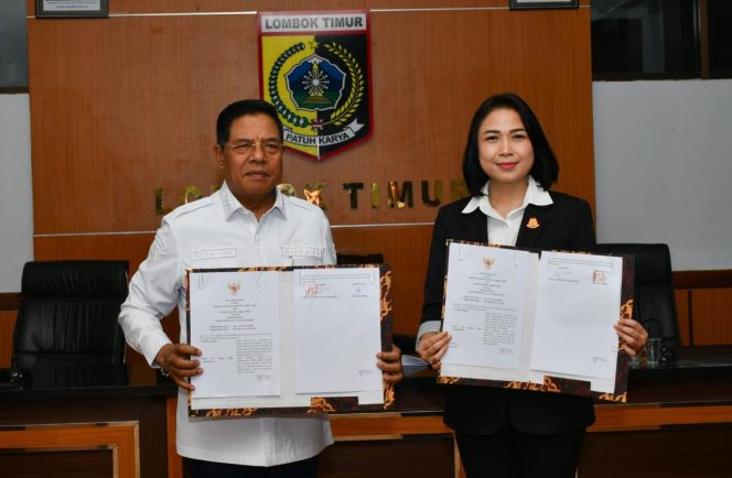 
 Foto : Bupati Lombok Timur H. Haerul Warisin dalam acara penandatanganan MoU antara Pemda Lombok Timur dengan Kejari Lombok Timur pada hari Rabu ( 29/07).