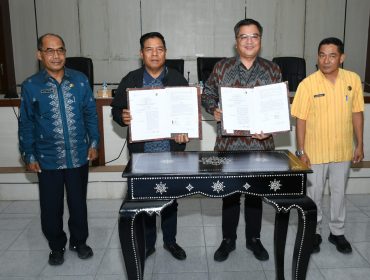 Foto: Bupati lombok timur H Haerul Warisin didampingi PLT Kepala dinas Pariwisata H Mirayang (kuning) menggandeng PT Asuransi jasaraharja Putra untuk memberikan perlindungan bagi wisatawan 