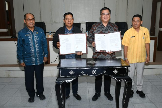 
 Foto: Bupati lombok timur H Haerul Warisin didampingi PLT Kepala dinas Pariwisata H Mirayang (kuning) menggandeng PT Asuransi jasaraharja Putra untuk memberikan perlindungan bagi wisatawan 