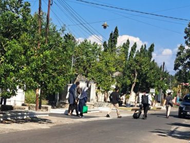 Foto :KPK Geledah Rumah Kontraktor di Lotim pada hari sabtu (25/07).Diduga Tekait Kasus OTT Bupati Lobar