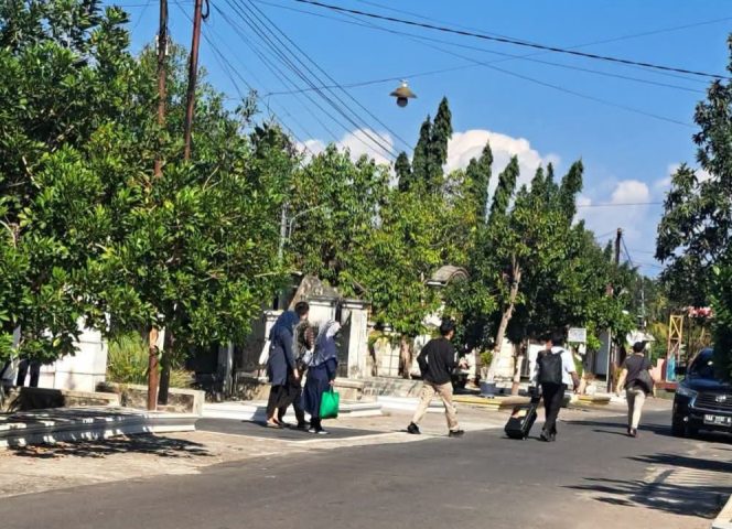 
 Foto :KPK Geledah Rumah Kontraktor di Lotim pada hari sabtu (25/07).Diduga Tekait Kasus OTT Bupati Lobar