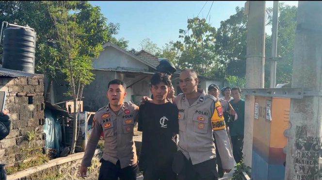 
 Polisi Berhasil Evakuasi Terduga Pelaku Curanmor Dari Amuk Massa di Desa Senyiur