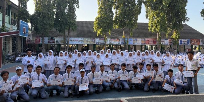 
 MAN 1 Lotim Beri Reward 60 Siswa Berprestasi Olimpiade OSEAN Lewat Program Tebus Prestasi