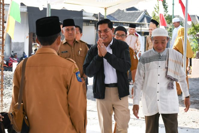 
 Foto : Bupati Lombok Timur H Haerul Warisin saat 
menghadiri peletakan batu pertama pembangunan Masjid Sulukul Muttaqin, Senin (10/8).
