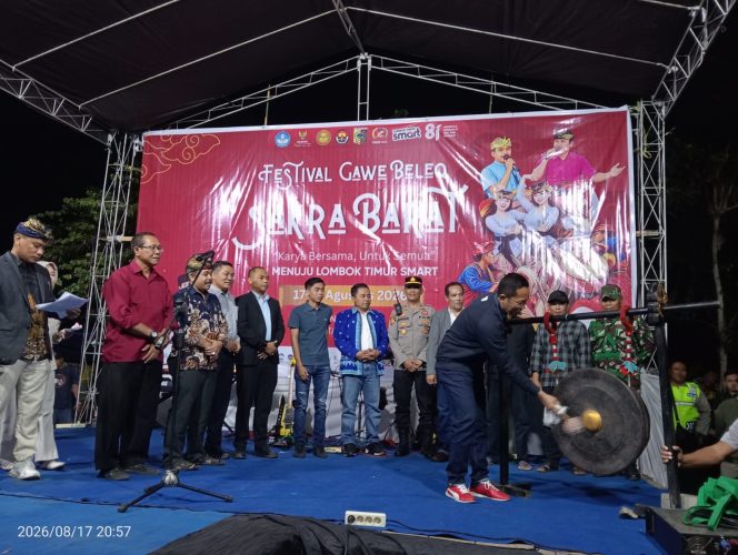 
 Foto : Sekretaris Daerah Lombok Timur HM Juaini Taofik membuka acara gawe beleq yan didampingi sejumlah kepala OPD di lapangan barokah sakra barat (17/08).