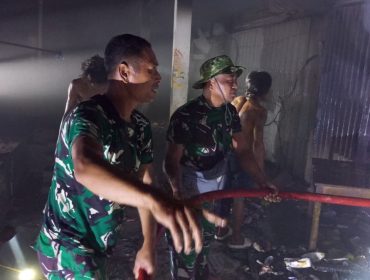 Foto : Anggota TNI dari Koramil Keruak bersama TIM pemadam Kebakaran melakukan pemadaman terhadap tiga kios yang terbakar pada hari hari senin ( 31/08).