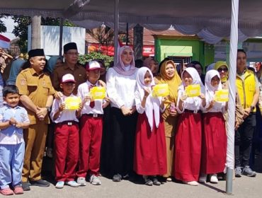 Foto : Wakil ketua DPR RI Sari Yuliati menyerahkan bantuan Program Indonesia Pintar yang dihadiri Wakil Bupati Lombok Timur pada hari senin (03/08)