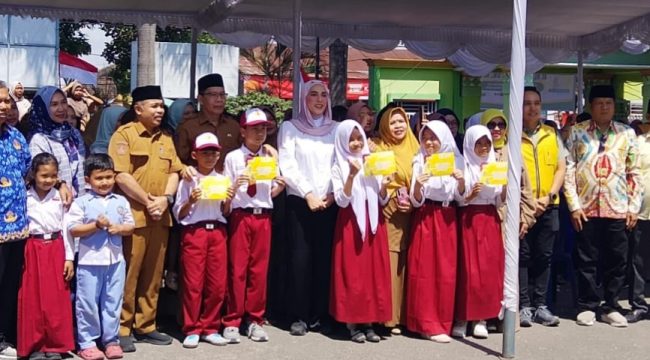 Foto : Wakil ketua DPR RI Sari Yuliati  menyerahkan bantuan Program Indonesia Pintar yang dihadiri Wakil Bupati Lombok Timur pada hari senin (03/08)