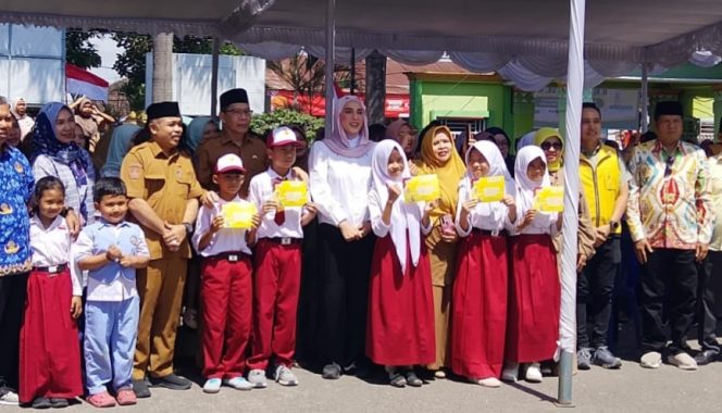 
 Foto : Wakil ketua DPR RI Sari Yuliati  menyerahkan bantuan Program Indonesia Pintar yang dihadiri Wakil Bupati Lombok Timur pada hari senin (03/08)