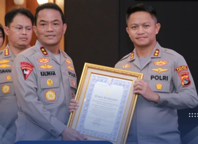 
 Foto : Kapolres Lombok Timur AKBP Ariakta Gagah Nugraha menerima penghargaan dari kapolda NTB