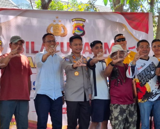 
 Foto : Sekretaris Daerah Lombok Timur H M Juaini Taofik, Kapolres Lombok Timur AKBP Ariakta Gagah Nugraha, Kepala Dinas Pariwisata H. Mirayang, Direktur PDAM Lombok Timur Sopian Hakim, serta  insan pers melalukan foto bersama.