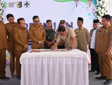Foto : Bupati Lombok Timur H. Haerul Warisin meresmikan Gedung Puskesmas Sakra Timur pada hari Selasa (1/9/2026).