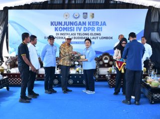 Foto : Bupati lombok timur H Haerul Warisin saat menerima kunjungan kerja spesifik Ketua Komisi IV DPR RI Siti Hediati Soeharto dan rombongan di Instalasi Telong Elong, Balai Perikanan Budidaya Laut Lombok, Kamis (3/9).