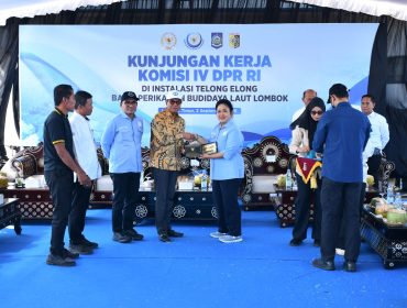 Foto : Bupati lombok timur H Haerul Warisin saat menerima kunjungan kerja spesifik Ketua Komisi IV DPR RI Siti Hediati Soeharto dan rombongan di Instalasi Telong Elong, Balai Perikanan Budidaya Laut Lombok, Kamis (3/9).