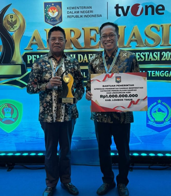 
 Foto : Bupati Lombok Timur, H. Haerul Warisin didampingi Sekda Lotim H Juaini Taofik dalam acara Apresiasi Pemerintah Daerah Berprestasi Batch II Regional Maluku dan Nusa Tenggara yang digelar di Hotel Bidakara, Jakarta, Kamis malam 17 September 2026.