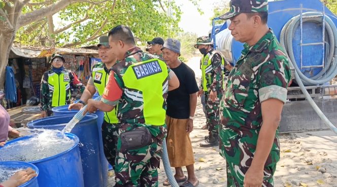 
 Foto : Kasdim Mayor Inf Fahmi didampingi Danramil 1615-04 Kapten Inf Basriadi menyalurkan air bersih di wilayah desa sekaroh kecamatan jerowaru selasa (29/09).