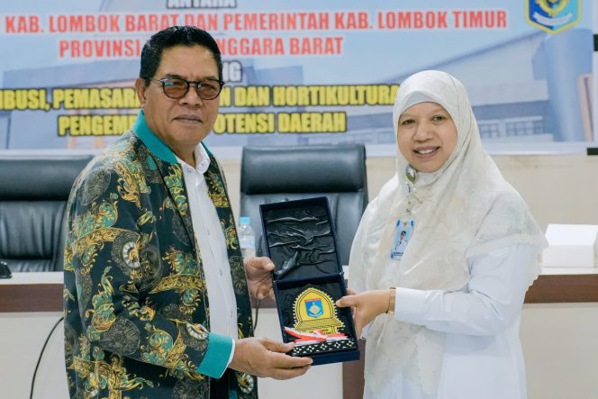 
 Foto : Bupati Lombok Timur H Haerul Warisin bersama Wakil Bupati Lombok Barat Nurul Adha menandatangani Kesepakatan Bersama tentang Distribusi, Pemasaran Pangan dan Hortikultura serta Pengembangan Potensi Daerah. Penandatanganan berlangsung Rabu (30/9) di Rupatama 1 Kantor Bupati Lombok Timur.