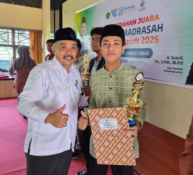 
 Foto : Kepala Dinas Pendidikan dan Kebudayaan Lombok Timur M Nurul Wathoni memberikan apresiasi kepada Asrori yang mewakili Kabupaten Lombok Timur untuk melaju ke tingkat Provinsi Nusa Tenggara Barat.