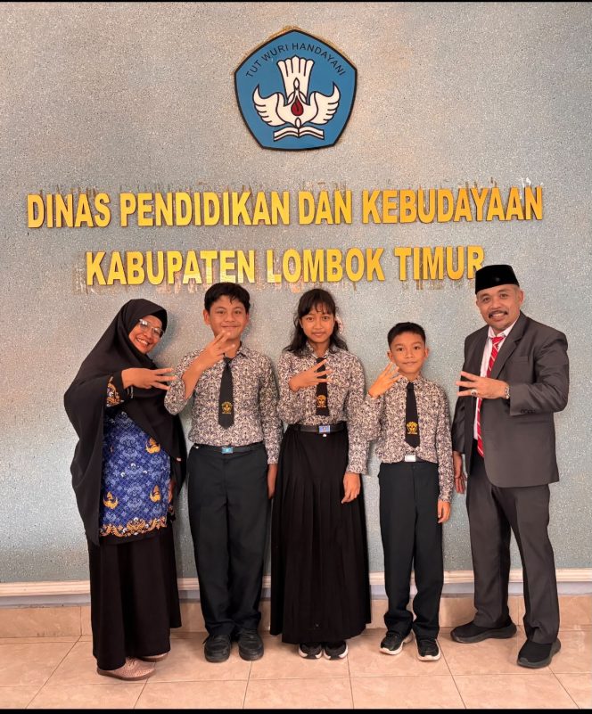 
 Foto : Kepala Dinas Pendidikan dan Kebudayaan Lombok Timur M Nurul Wathoni melepas tigas siswa yang mewakili Lombok Timur dan Provinsi Nusa Tenggara Barat (NTB) dalam ajang Lomba Juara Kelas Regional Bali Nusra yang digelar Kementerian Pendidikan Dasar dan Menengah (Kemendikdasmen) RI.