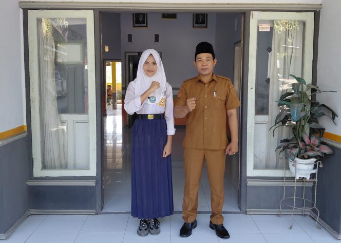 
 Foto : Kepala UPTD Pendidikan Kecamatan Sakra Barat Muhamad Taufik Ismail bersama Putri Rohayu Finalis Batik Nasional perwakilan NTB