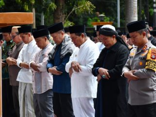 Foto : Bupati Lombok Timur H Haerul Warisin, didampingi Sekretaris Daerah, dan Kapolres Lombok Timur dan sejumlah Kepala OPD melakukan sholat Istisqa di halaman kantor bupati pada hari kamis (08/10).